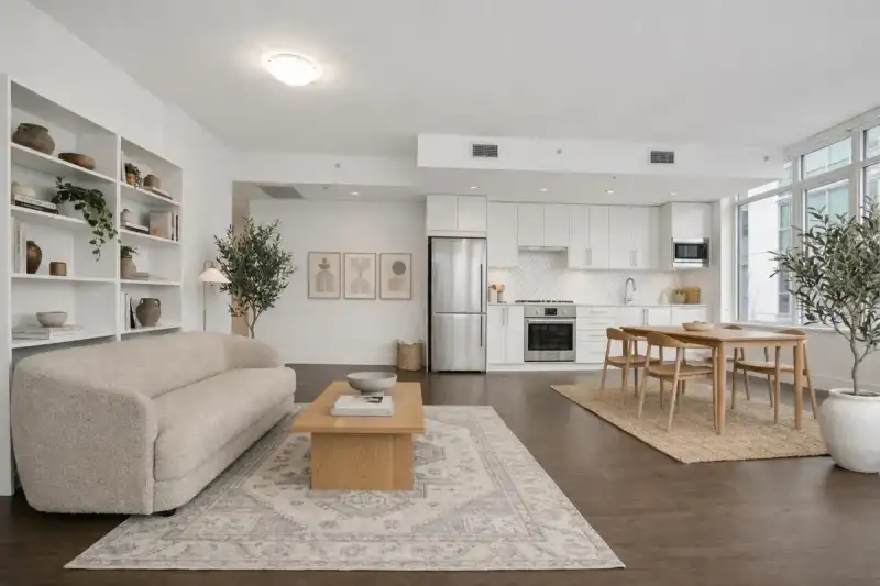 302 2455 KINGSWAY - photo 1 of 33