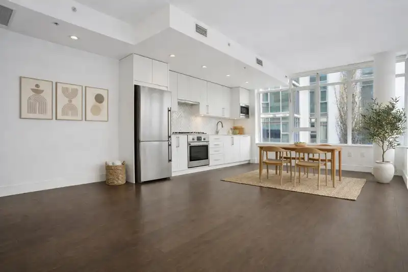 302 2455 KINGSWAY - photo 2 of 33