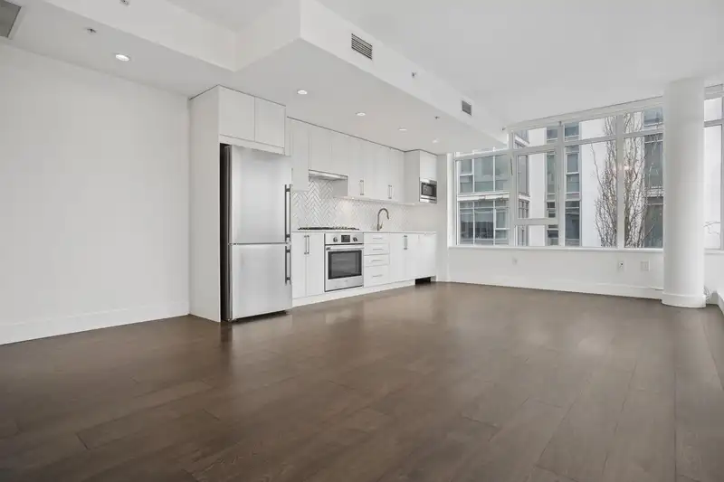 302 2455 KINGSWAY - photo 3 of 33