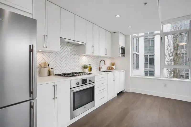 302 2455 KINGSWAY - photo 4 of 33