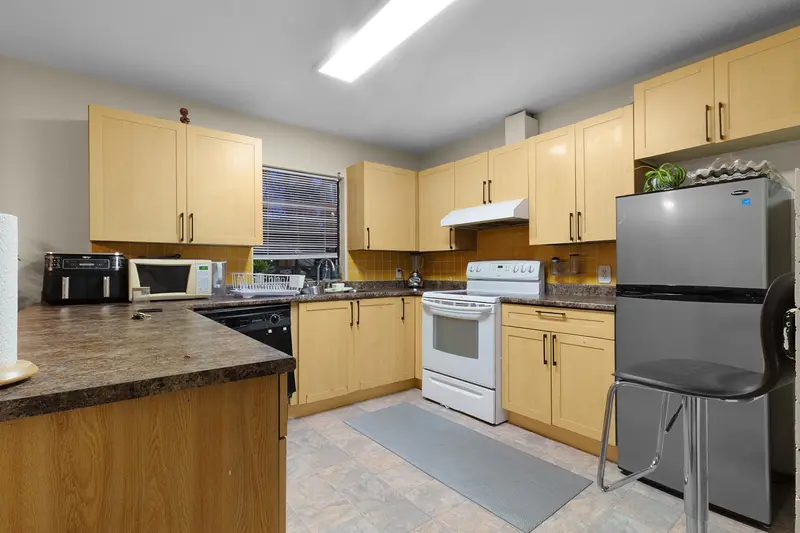 202 7064 133B STREET - photo 4 of 25