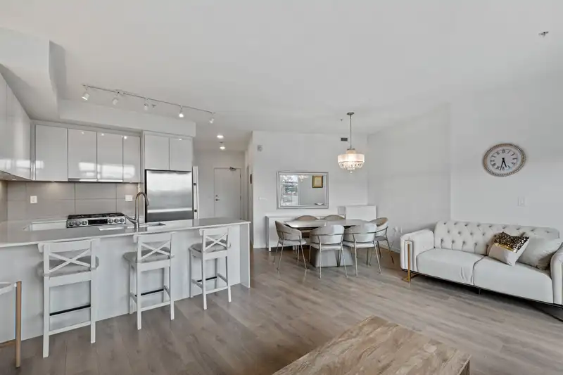 505 725 MARINE DRIVE - photo 1 of 31