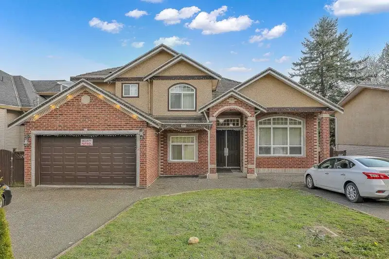 14078 68 AVENUE - photo 3 of 40
