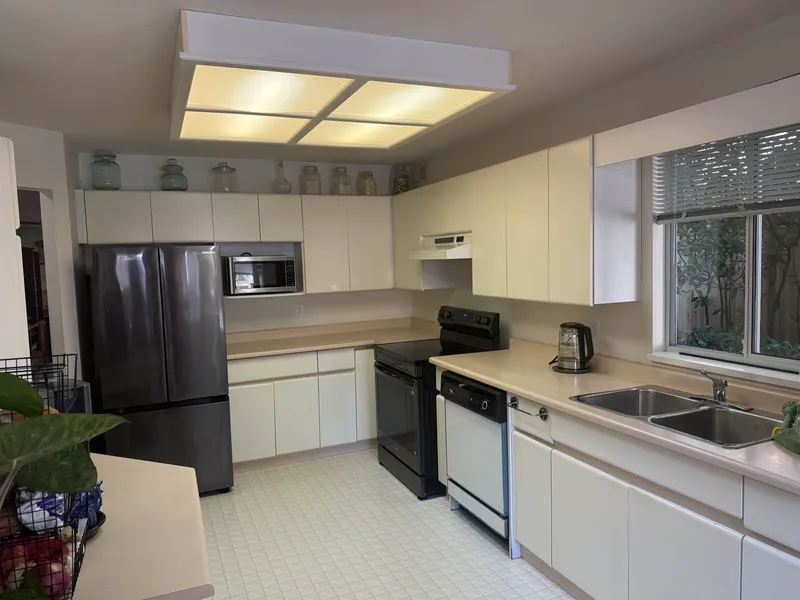 107 16031 82 AVENUE - photo 2 of 16