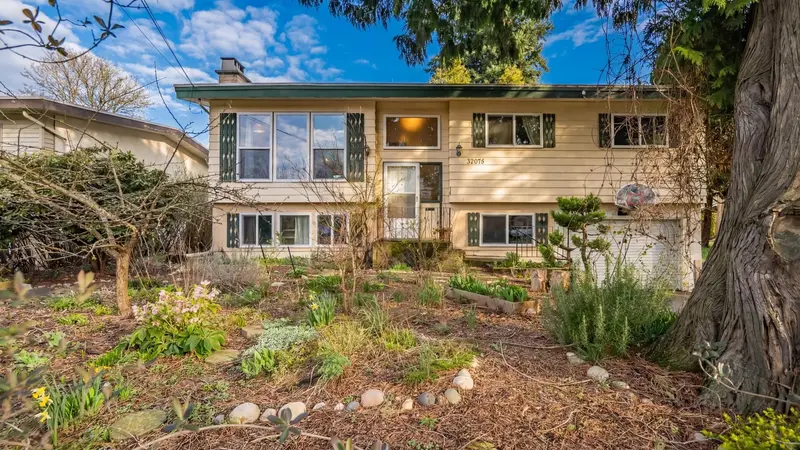 32075 DEBREEN CRESCENT - photo 1 of 25