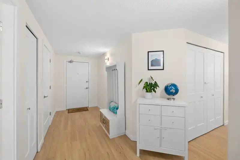 201 1480 FOSTER STREET - photo 4 of 32