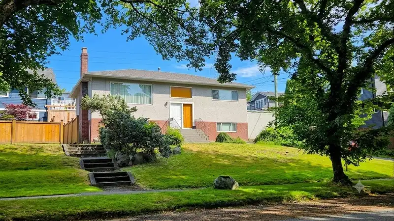 120 KOOTENAY STREET - photo 1 of 2