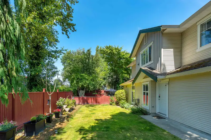 1 6747 137 STREET - photo 4 of 35