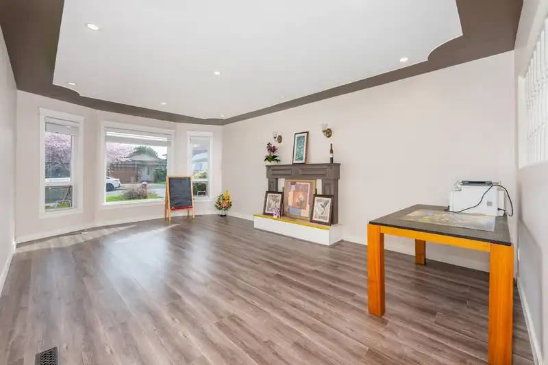10481 HOLLYBANK DRIVE - photo 4 of 27