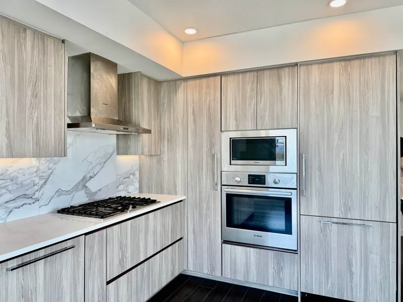 3304 9887 WHALLEY BOULEVARD - photo 2 of 17