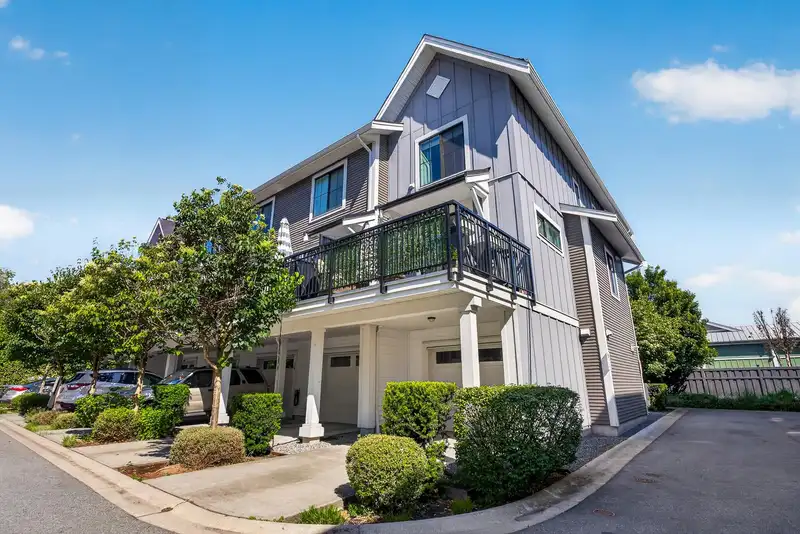 54 5945 176A STREET - photo 2 of 39
