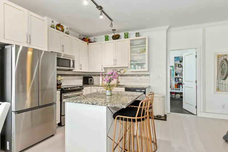 403 20861 83 AVENUE - photo 3 of 28