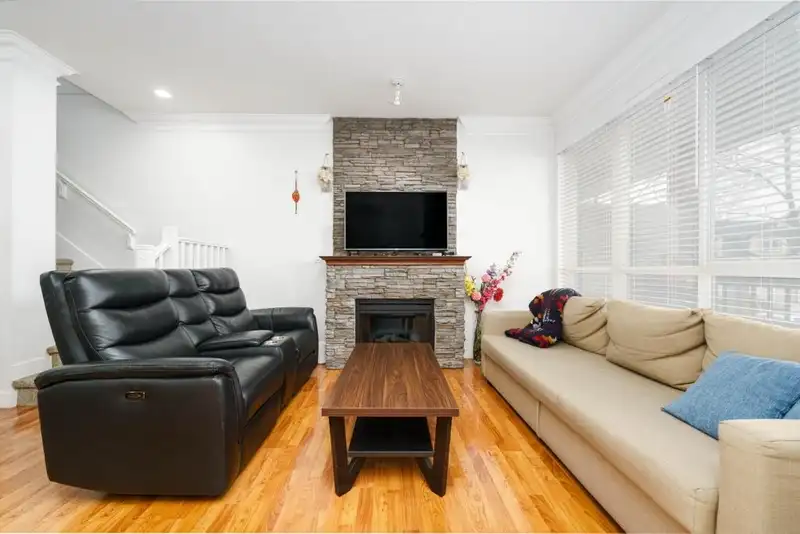 29 16772 61 AVENUE - photo 4 of 16
