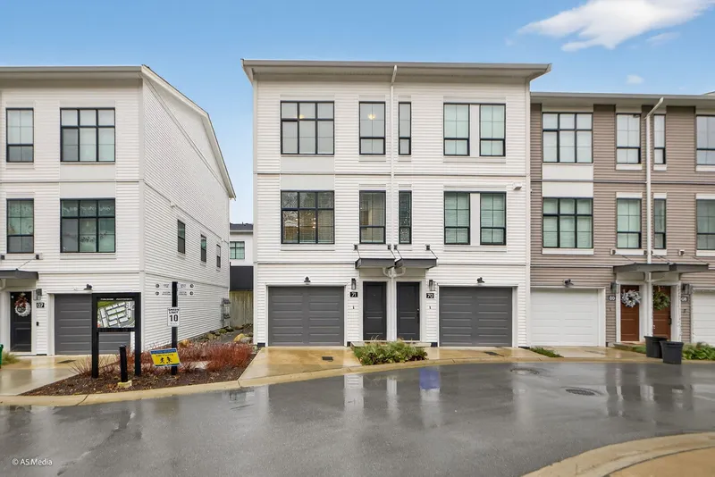 71 2774 MONTROSE AVENUE - photo 1 of 25