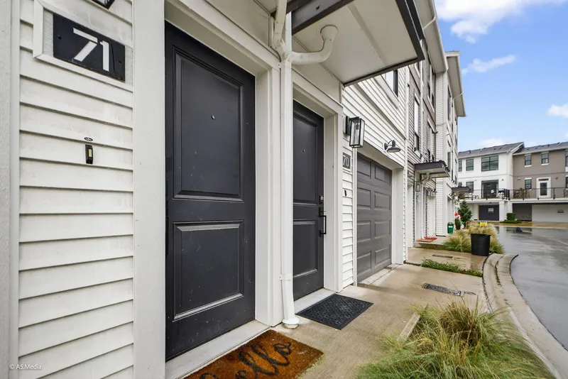 71 2774 MONTROSE AVENUE - photo 3 of 25