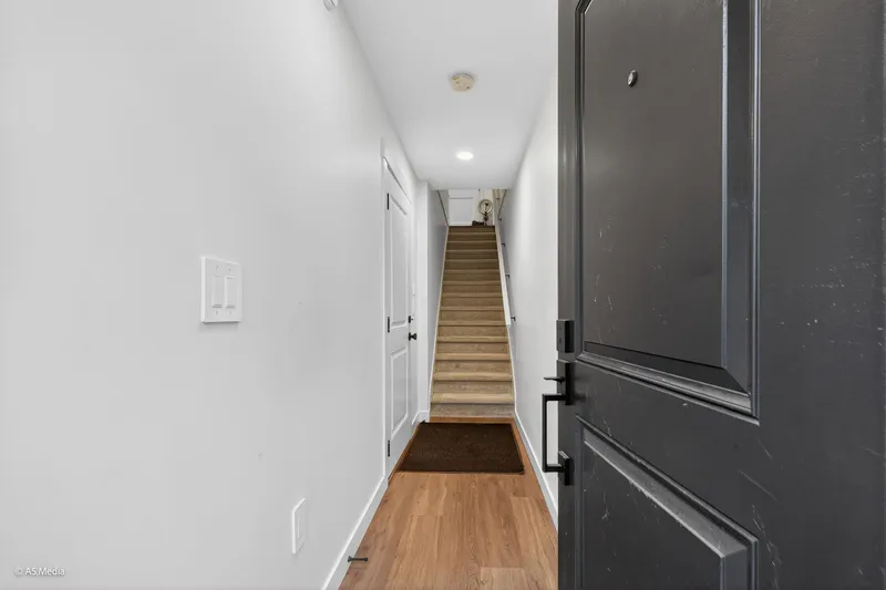 71 2774 MONTROSE AVENUE - photo 4 of 25