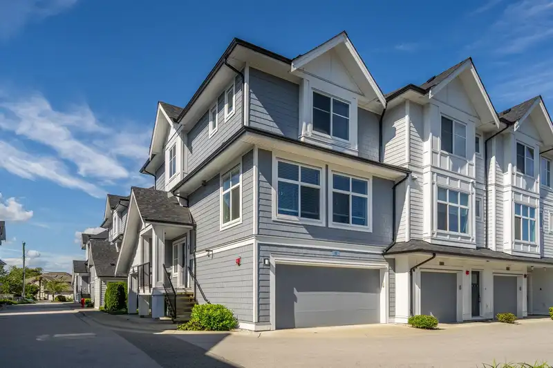 11 21688 52 AVENUE - photo 1 of 37