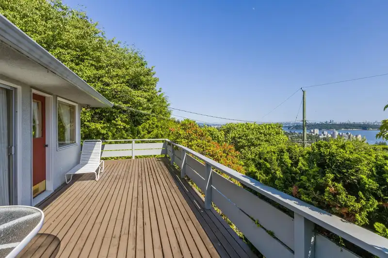 2575 QUEENS AVENUE - photo 3 of 40