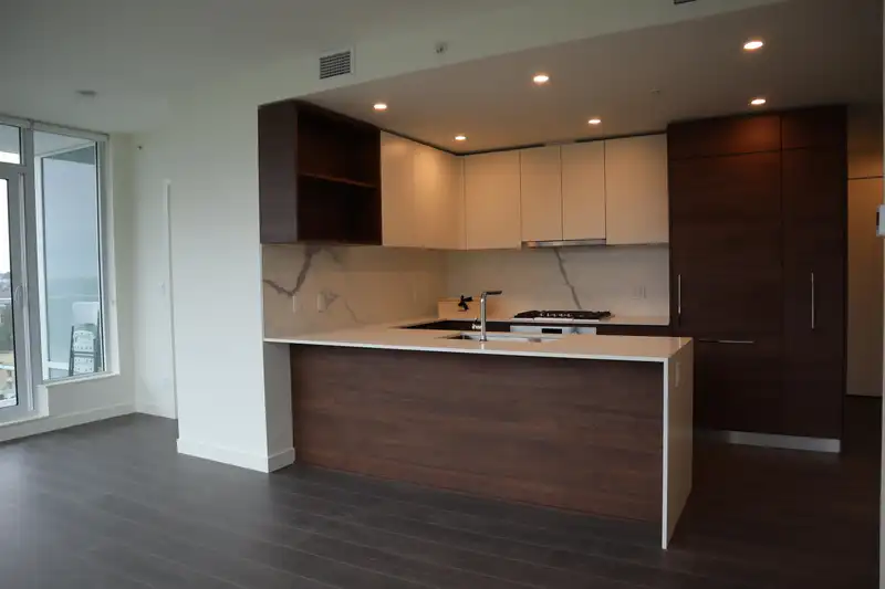 705 585 AUSTIN AVENUE - photo 2 of 16