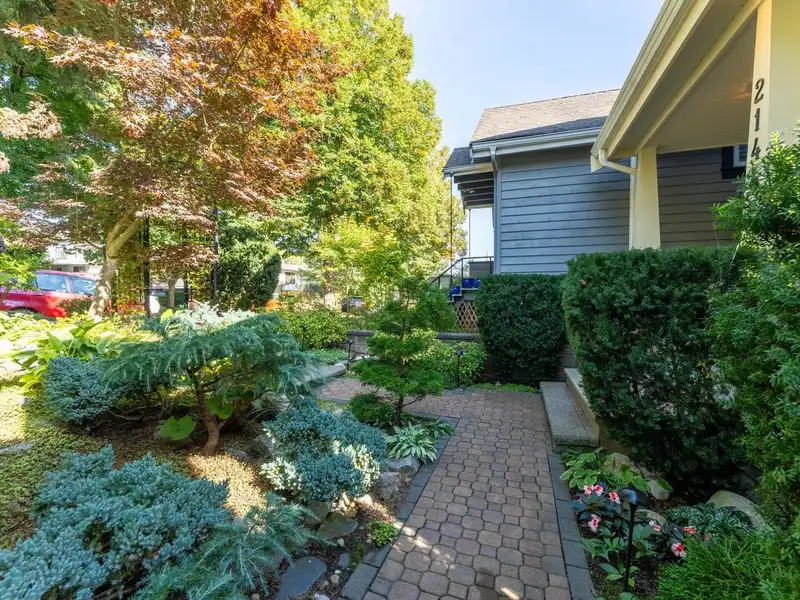 2144 E 4TH AVENUE - photo 4 of 31