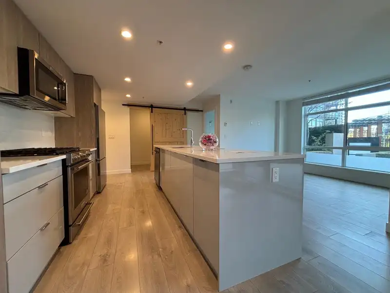 121 108 E 8TH STREET - photo 1 of 39