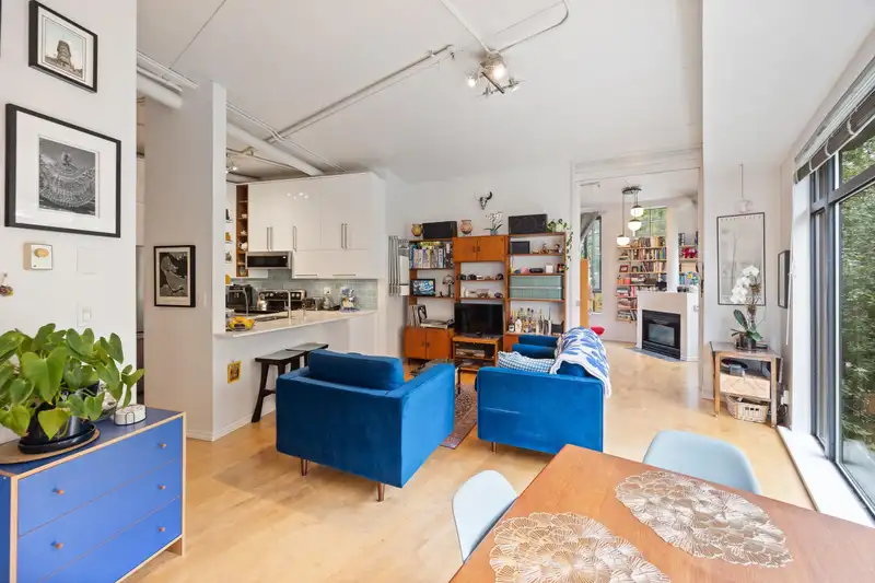 301 28 POWELL STREET - photo 1 of 37