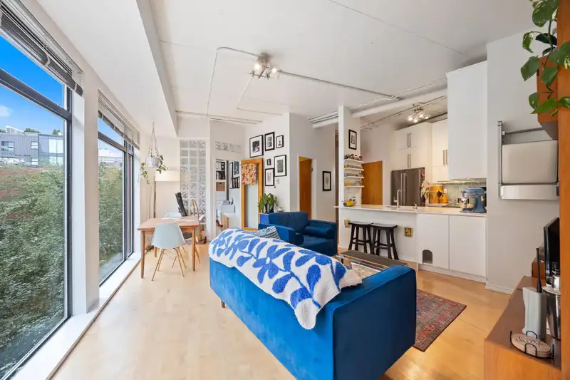301 28 POWELL STREET - photo 3 of 37
