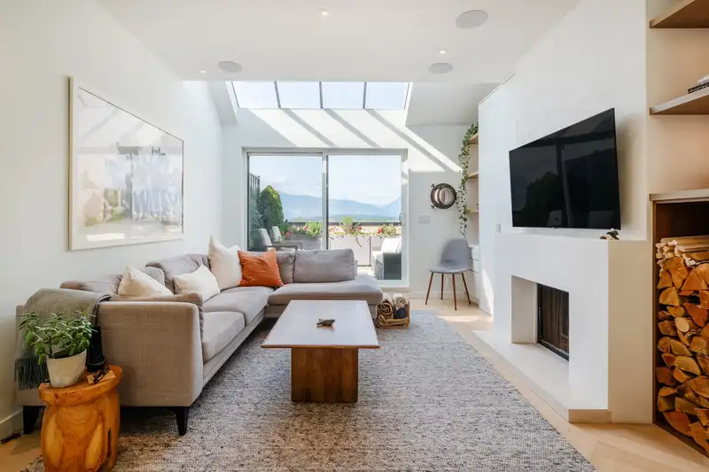 6 2077 W 3RD AVENUE - photo 2 of 40