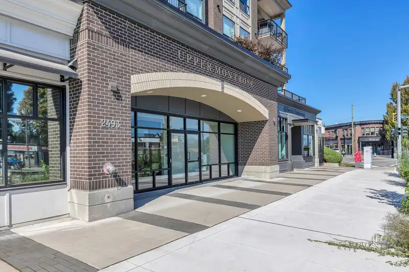 514 2493 MONTROSE AVENUE - photo 4 of 39