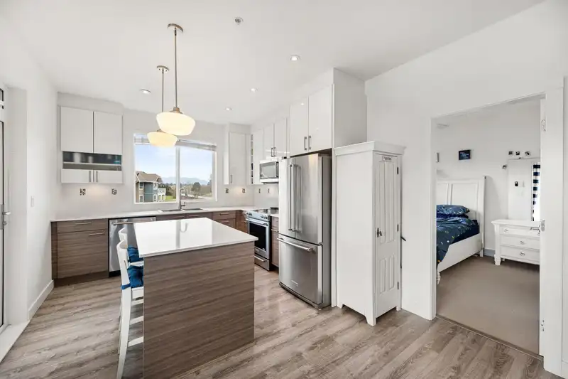 303 16388 64 AVENUE - photo 3 of 37