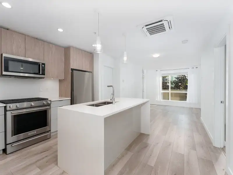 202 128 E 8TH STREET - photo 4 of 38
