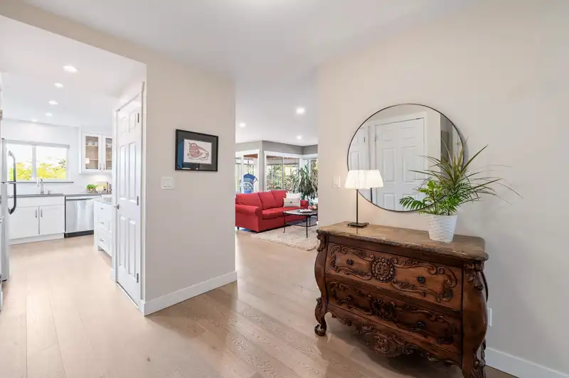 305 1390 MARTIN STREET - photo 2 of 30