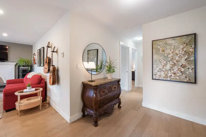 305 1390 MARTIN STREET - photo 3 of 30
