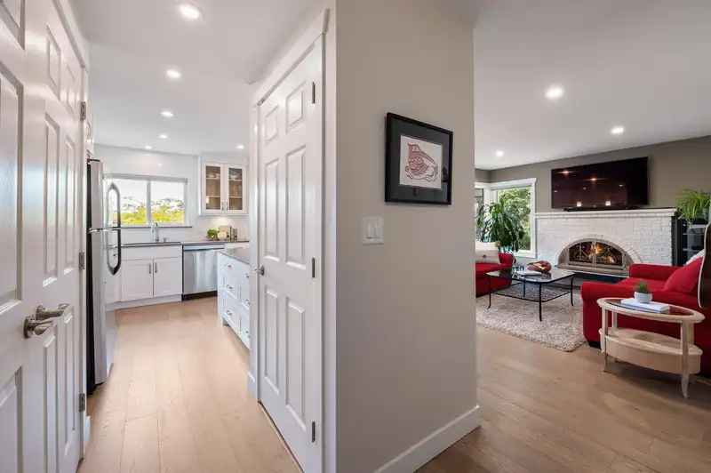 305 1390 MARTIN STREET - photo 4 of 30