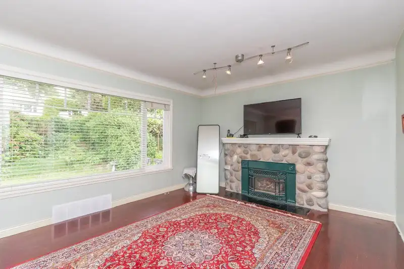 341 W 24TH STREET - photo 2 of 26