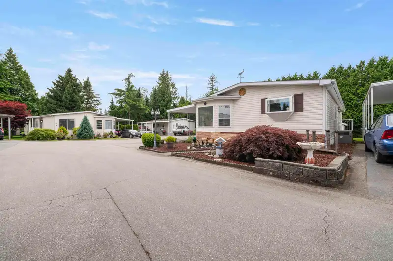 96 24330 FRASER HIGHWAY - photo 2 of 33