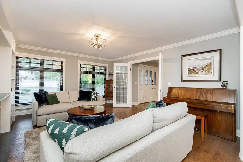 13416 17 AVENUE - photo 4 of 27