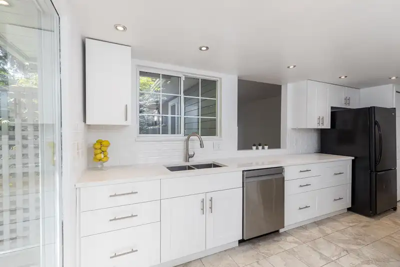 101 16335 14 AVENUE - photo 4 of 32