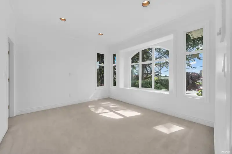 6091 SELMA AVENUE - photo 4 of 36