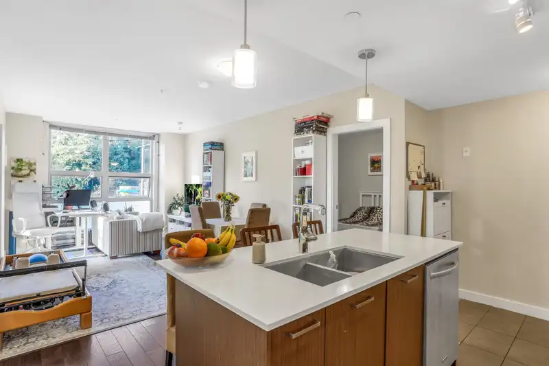 204 1177 MARINE DRIVE - photo 2 of 25