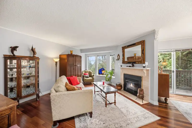 8886 LARKFIELD DRIVE - photo 4 of 38