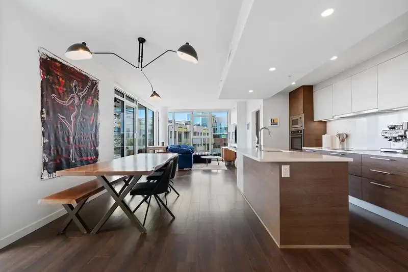 610 285 E 10TH AVENUE - photo 1 of 40