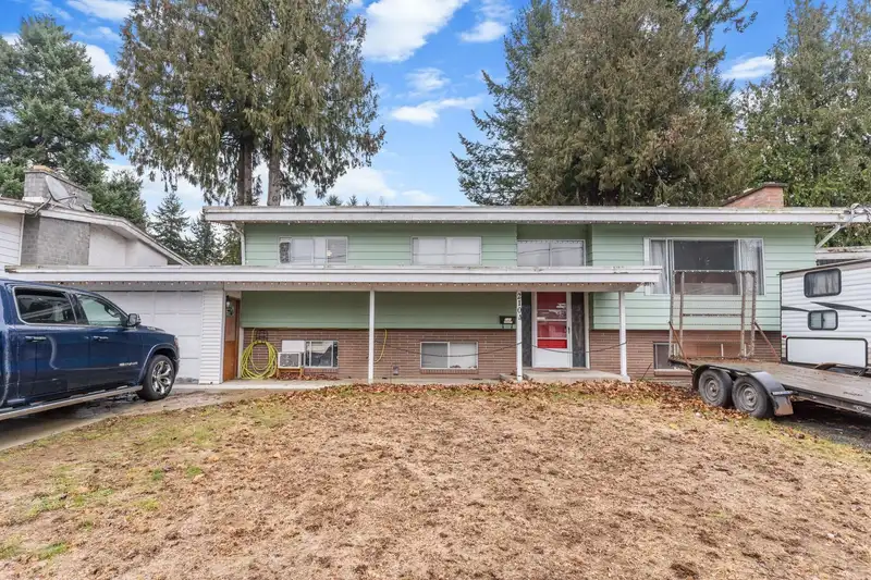 2104 LYNDEN STREET - photo 1 of 30