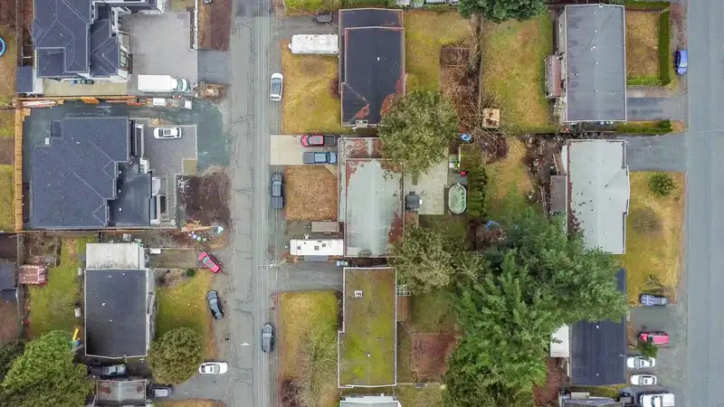 2104 LYNDEN STREET - photo 2 of 30
