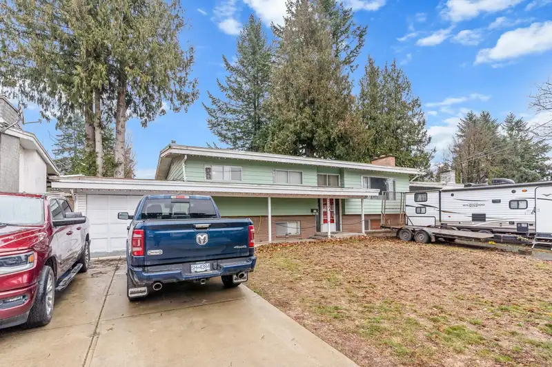 2104 LYNDEN STREET - photo 3 of 30