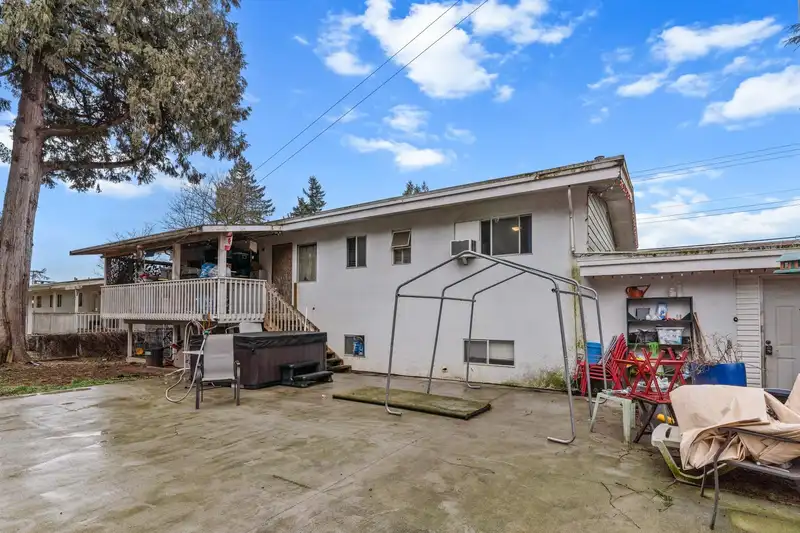2104 LYNDEN STREET - photo 4 of 30
