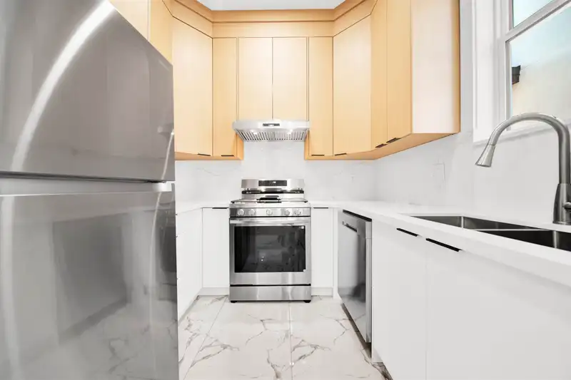11775 82B AVENUE - photo 4 of 37