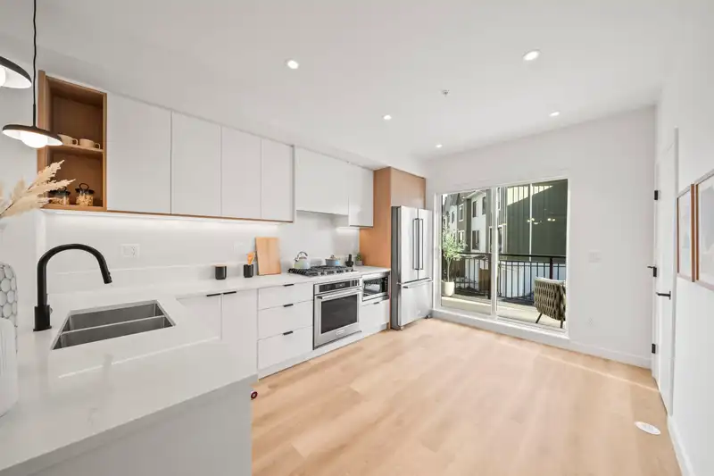 10 388 DUNCAN STREET - photo 4 of 30