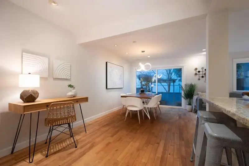 2034 DEEP COVE CRESCENT - photo 4 of 33