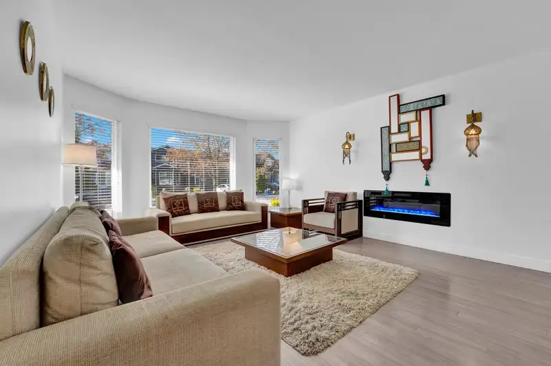 22695 FRASERBANK CRESCENT - photo 3 of 24